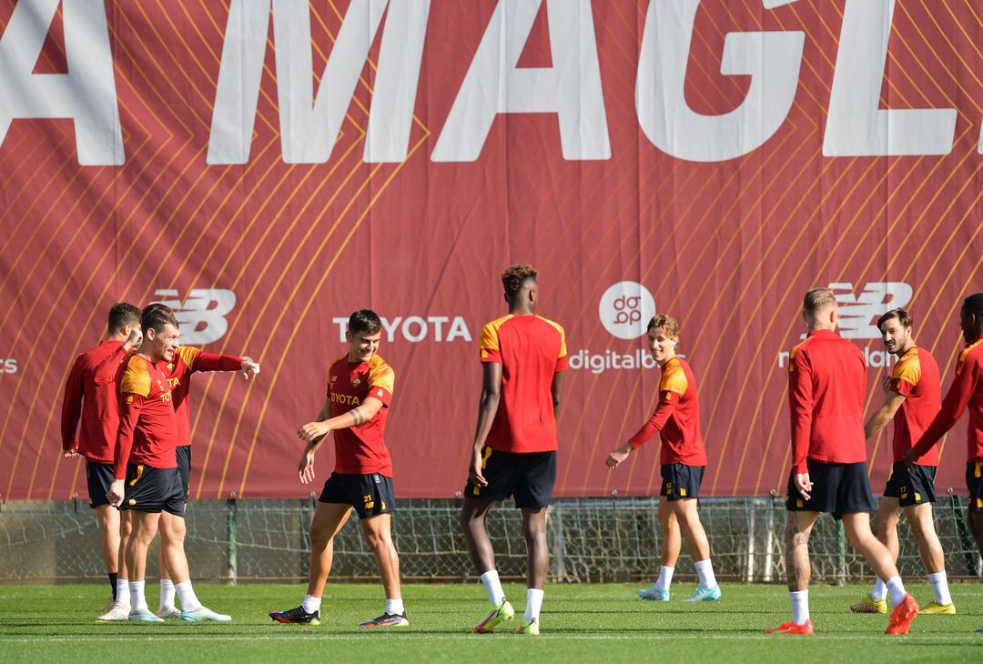 Trigoria, Dybala in gruppo prima della sfida con il Torino – FOTO GALLERY - immagine 44