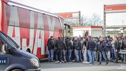 Sei gol al passivo nel derby a Rotterdam: gli ultras Ajax salgono sul pullman della squadra…