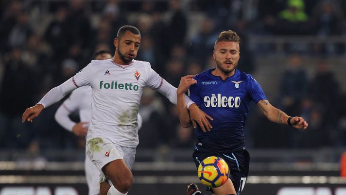 ROME, ITALY - DECEMBER 26:  Ciro Immobile of SS Lazio competes for the ball with Vitor Hugo of ACF Fiorentina during the TIM Cup match between SS Lazio and ACF Fiorentina at Olimpico Stadium on December 26, 2017 in Rome, Italy.  (Photo by Paolo Bruno/Getty Images) 