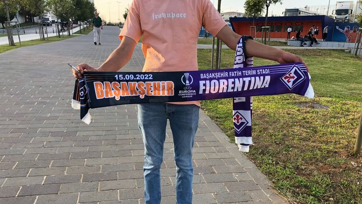 FOTO VN – Spunta la sciarpa in vista del match tra Basaksehir e Fiorentina - immagine 1