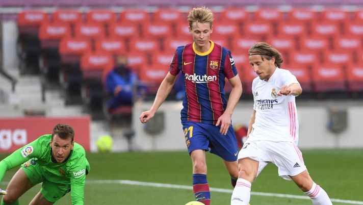 BARCELONA, SPAIN - OCTOBER 24: Luka Modric of Real Madrid scores his team's third goal during the La Liga Santander match between FC Barcelona and Real Madrid at Camp Nou on October 24, 2020 in Barcelona, Spain. Sporting stadiums around Spain remain under strict restrictions due to the Coronavirus Pandemic as Government social distancing laws prohibit fans inside venues resulting in games being played behind closed doors. (Photo by Alex Caparros/Getty Images) BARCELONA, SPAIN - OCTOBER 24: Luka Modric of Real Madrid scores his team's third goal during the La Liga Santander match between FC Barcelona and Real Madrid at Camp Nou on October 24, 2020 in Barcelona, Spain. Sporting stadiums around Spain remain under strict restrictions due to the Coronavirus Pandemic as Government social distancing laws prohibit fans inside venues resulting in games being played behind closed doors. (Photo by Alex Caparros/Getty Images)