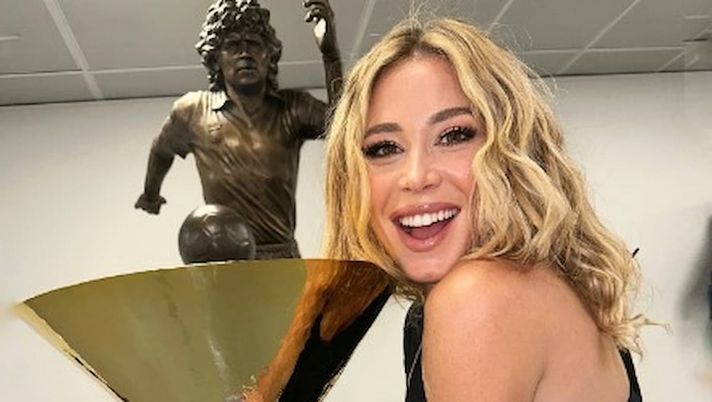 Diletta Leotta inviata a Napoli, in posa con la Coppa dello Scudetto - immagine 1