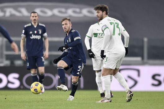 Arthur e Locatelli si contendono un pallone in occasione di Juventus-Sassuolo Arthur e Locatelli si contendono un pallone in occasione di Juventus-Sassuolo
