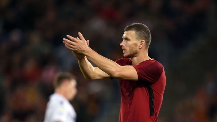 Roma's forward from Bosnia Erzegovina Edin Dzeko greets fans at the end of the Italian Serie A football match Roma vs Bologna on October 28, 2017 at the Olympic Stadium in Rome.  / AFP PHOTO / FILIPPO MONTEFORTE        (Photo credit should read FILIPPO MONTEFORTE/AFP/Getty Images)  VOTI UFFICIALI – Quanti bocciati! Dzeko, Hamsik, Mertens, De Paul e Kalinic flop - immagine 1