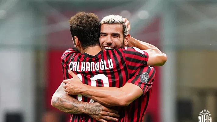 L'esultanza di Hakan Calhanoglu e Theo Hernandez (giocatori AC Milan) credits: acmilan.com