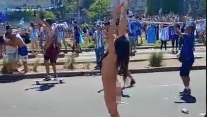 Buenos Aires, donna nuda sfila e balla per le strade per festeggiare il trionfo dell’Argentina Buenos Aires, donna nuda sfila e balla per le strade per festeggiare il trionfo dell’Argentina - immagine 1