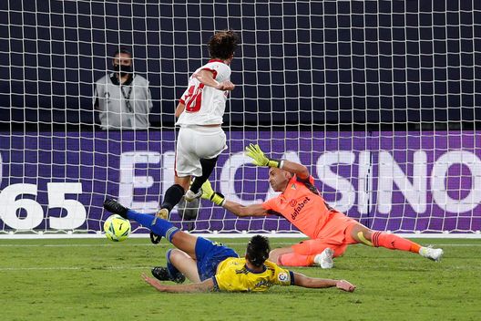 CADIZ, SPAIN - SEPTEMBER 27: Ivan Rakitic scores his sides third goal during the La Liga Santander match between Cadiz CF and Sevilla FC at Estadio Ramon de Carranza on September 27, 2020 in Cadiz, Spain. Football Stadiums around Europe remain empty due to the Coronavirus Pandemic as Government social distancing laws prohibit fans inside venues resulting in fixtures being played behind closed doors. (Photo by Fran Santiago/Getty Images) CADIZ, SPAIN - SEPTEMBER 27: Ivan Rakitic scores his sides third goal during the La Liga Santander match between Cadiz CF and Sevilla FC at Estadio Ramon de Carranza on September 27, 2020 in Cadiz, Spain. Football Stadiums around Europe remain empty due to the Coronavirus Pandemic as Government social distancing laws prohibit fans inside venues resulting in fixtures being played behind closed doors. (Photo by Fran Santiago/Getty Images)