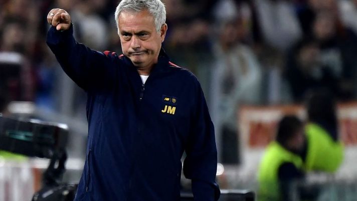 AS Roma's Portuguese coach Jose Mourinho gestures during the UEFA Europa League Group C football match between AS Roma and Real Betis at the Olympic stadium in Rome on October 6, 2022. (Photo by FILIPPO MONTEFORTE / AFP) (Photo by FILIPPO MONTEFORTE/AFP via Getty Images) Mourinho: “Ecco perché Zaniolo è uscito! Wijnaldum drammatico, ok Belotti. Abraham, è tipico che…” - immagine 1