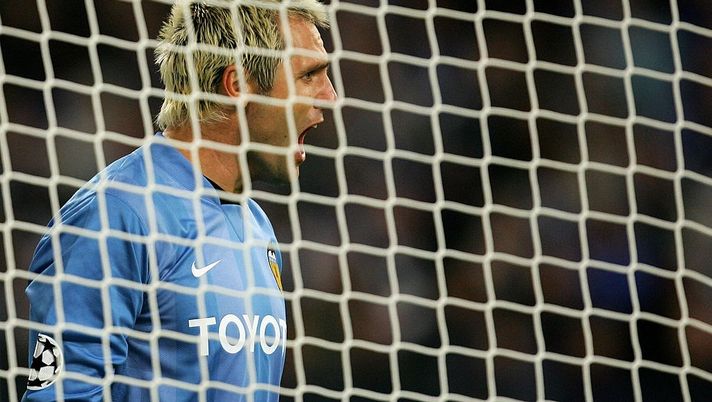 GELSENKIRCHEN, GERMANY - SEPTEMBER 18: Santiago Canizares of Valencia reacts during the UEFA Champions League Group B match between Schalke 04 and Valencia CF at the Veltins Arena on September 18, 2007 in Gelsenkirchen, Germany. (Photo by Vladimir Rys/Bongarts/Getty Images) GELSENKIRCHEN, GERMANY - SEPTEMBER 18: Santiago Canizares of Valencia reacts during the UEFA Champions League Group B match between Schalke 04 and Valencia CF at the Veltins Arena on September 18, 2007 in Gelsenkirchen, Germany. (Photo by Vladimir Rys/Bongarts/Getty Images)