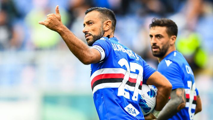 GENOA, ITALY - OCTOBER 3: Fabio Quagliarella of Sampdoria (L) celebrates with his team-mate Francesco Caputo after scoring a goal from the penalty kick during the Serie A match between UC Sampdoria and Udinese Calcio at Stadio Luigi Ferraris on Ctober 3, 2021 in Genoa, Italy. (Photo by Getty Images) Samp, dalla decisione in porta a Quagliarella: tutte le scelte per l’Empoli - immagine 1