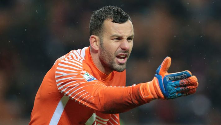 MILAN, ITALY - DECEMBER 27: Samir Handanovic of FC Internazionale Milano gestures during the TIM Cup match between AC Milan and FC Internazionale at Stadio Giuseppe Meazza on December 27, 2017 in Milan, Italy. (Photo by Emilio Andreoli/Getty Images) Lautaro Martinez è letale: l’Inter vince, promossi Handanovic e Asamoah. Ma Icardi… - immagine 1