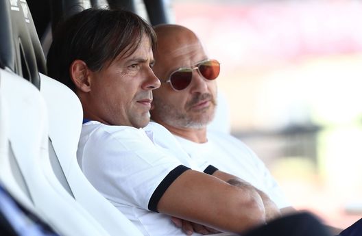 LUGANO, SWITZERLAND - JULY 12: FC Internazionale coach Simone Inzaghi and FC Internazionale Sportif Director Milano Piero Ausilio look on before Pre-season Friendly between FC Lugano v FC Internazionale at Cornaredo Stadium on July 12, 2022 in Lugano, Switzerland. (Photo by Marco Luzzani/Getty Images) Pancaro: “Inter prima rivale del Milan nella corsa scudetto”- immagine 2