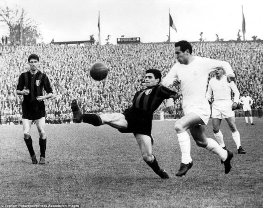 Juan Schiaffino in azione nella finale del 1958 (dailymail.co.uk) 