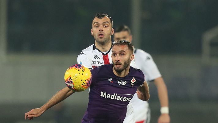 FLORENCE, ITALY - JANUARY 25: German Pezzella of ACF Fiorentina battles for the ball with Goran  Pandev of Genoa CFC during the Serie A match between ACF Fiorentina and  Genoa CFC at Stadio Artemio Franchi on January 25, 2020 in Florence, Italy.  (Photo by Gabriele Maltinti/Getty Images) 