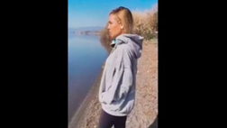 VIDEO Totti, domenica alternativa con la bella Ilary: la coppia si rilassa al lago in compagnia di un ospite particolare…