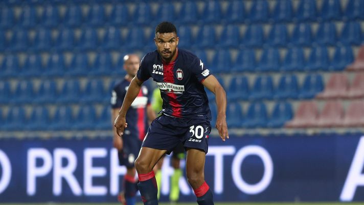 CROTONE, ITALY - MAY 01: Wlater Junior Messias of Crotone during the Serie A match between FC Crotone and FC Internazionale at Stadio Comunale Ezio Scida on May 01, 2021 in Crotone, Italy. Sporting stadiums around Italy remain under strict restrictions due to the Coronavirus Pandemic as Government social distancing laws prohibit fans inside venues resulting in games being played behind closed doors. (Photo by Maurizio Lagana/Getty Images) CROTONE, ITALY - MAY 01: Wlater Junior Messias of Crotone during the Serie A match between FC Crotone and FC Internazionale at Stadio Comunale Ezio Scida on May 01, 2021 in Crotone, Italy. Sporting stadiums around Italy remain under strict restrictions due to the Coronavirus Pandemic as Government social distancing laws prohibit fans inside venues resulting in games being played behind closed doors. (Photo by Maurizio Lagana/Getty Images)