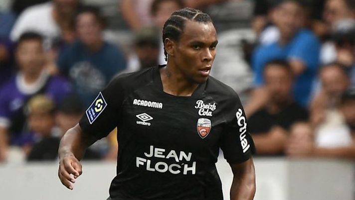 Lorient's French forward Armand Lauriente controls the ball during the French L1 football match between Toulouse FC and FC Lorient at Stadium TFC in Toulouse, southwestern France, on August 21, 2022. (Photo by Valentine CHAPUIS / AFP) (Photo by VALENTINE CHAPUIS/AFP via Getty Images) Dionisi coccola Laurienté: “Mi piace, ha qualità e può esplodere: saprà incidere” - immagine 1