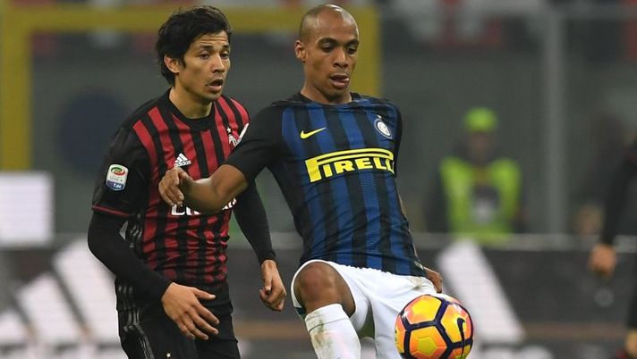 MILAN, ITALY - NOVEMBER 20:  Joao Mario (R) of FC Internazionale in action against Mati Fernandez of AC Milan during the Serie A match between AC Milan and FC Internazionale at Stadio Giuseppe Meazza on November 20, 2016 in Milan, Italy.  (Photo by Valerio Pennicino/Getty Images)  Milan, le novità di formazione: fuori Niang, c’è Antonelli! Mati Fernandez, nuovo infortunio - immagine 1