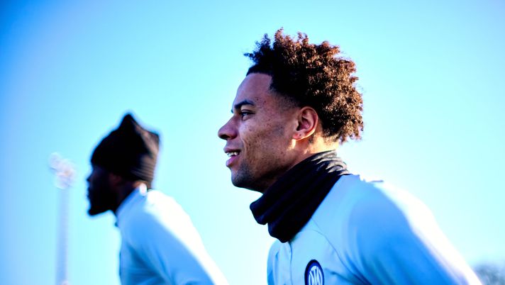 COMO, ITALY - JANUARY 12: (EDITORS NOTE: This Image was created using a analog manual lens) Tajon Buchanan of FC Internazionale looks on during the FC Internazionale training session at the club's training ground Suning Training Center at Appiano Gentile on January 12, 2024 in Como, Italy. (Photo by Mattia Ozbot - Inter/Inter via Getty Images) Sky – Inter, la probabile col Monza: Darmian più di Dumfries, Buchanan convocato - immagine 1