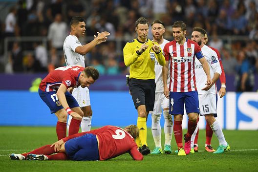 Clattenburg (getty images) Clattenburg (getty images)