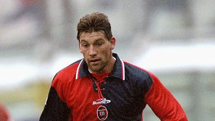 21 Nov 1999: Fabian O''Neill of Cagliari on the ball during the Serie A match against Parma at the Stadio Tardini in Parma, Italy. Mandatory Credit: Claudio Villa /Allsport Lutto nel mondo del calcio: è morto Fabian O’Neill - immagine 1