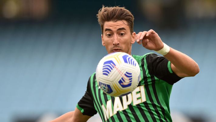 CESENA, ITALY - SEPTEMBER 27: Filip Duricic of US Sassuolo in action during the Serie A match between Spezia Calcio and US Sassuolo at Dino Manuzzi Stadium on September 27, 2020 in Cesena, Italy. (Photo by Giuseppe Bellini/Getty Images) Sassuolo, la Gazzetta: “Caputo non ce la fa. Djuricic risale, cambio in attacco per De Zerbi” - immagine 1