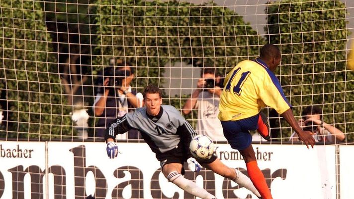 MIAMI, UNITED STATES - FEBRUARY 09:  LAENDERSPIEL 1999 DEUTSCHLAND - KOLUMBIEN 3:3 (GER - COL), Miami, Florida; Jens LEHMANN/GER, Faustino ASPRILLA/COL - verwandelt Elfmeter -  (Photo by Bongarts/Getty Images) 
