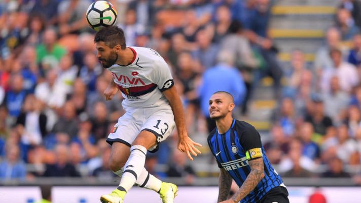 Inter Milan's Argentinian forward Mauro Icardi (R) vies with Genoa's Italian defender Luca Rossettini during the Italian Serie A football match Inter Milan ss Genoa on September 24, 2017 at the San Siro stadium in Milan. / AFP PHOTO / MARCO BERTORELLO (Photo credit should read MARCO BERTORELLO/AFP/Getty Images) Frosinone, tre colpi in dirittura: Crisetig è preso, adesso gli altri due obiettivi - immagine 1