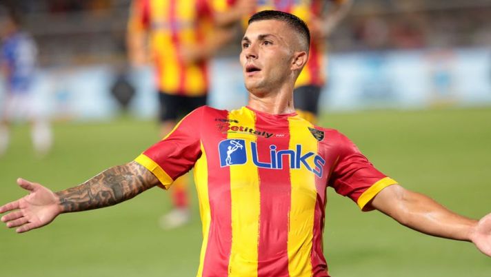 LECCE, ITALY - AUGUST 28: Gabriel Strefezza of Lecce celebrates the equalizing goal of Empoli during the Serie A match between US Lecce and Empoli FC at Stadio Via del Mare on August 28, 2022 in Lecce, Italy. (Photo by Getty Images/Getty Images) Lecce, prove di formazione: non si tocca Strefezza e le ultime su Pezzella - immagine 1