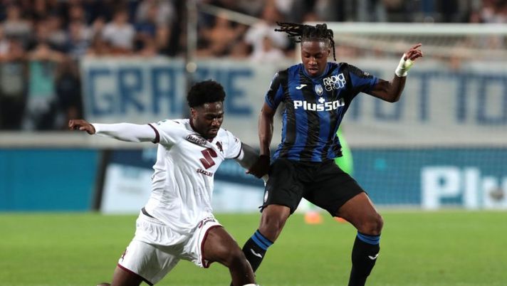 BERGAMO, ITALY - SEPTEMBER 01: Brandon Soppy of Atalanta BC and Ola Aina of Torino FC battle for possession during the Serie A match between Atalanta BC and Torino FC at Gewiss Stadium on September 01, 2022 in Bergamo, Italy. (Photo by Emilio Andreoli/Getty Images) LIVE – Tutti gli assist di giornata: c’è il +1 per Pellegri e Soppy nei posticipi - immagine 1