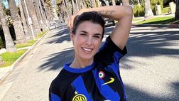 Inter, Elisabetta Canalis pazza dei nerazzurri: gli scatti con la maglia n. 12