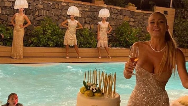 Le donne al compleanno di Diletta: le ragazze paralume scatenano i social 