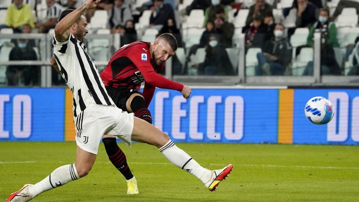 TURIN, ITALY - SEPTEMBER 19: Ante Rebic of AC Milan takes a shot past Leonardo Bonucci of Juventus during the Serie A match between Juventus and AC Milan at the Allianz Stadium in Turin, Italy on September 19, 2021 in Turin, Italy. (Photo by Pier Marco Tacca/Getty Images) 