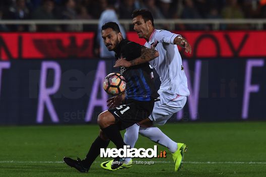 BERGAMO, ITALY - SEPTEMBER 21:  Mauricio Pinilla (L) of Atalanta and Sinisa Andelkovic of Palermo compete for the ball during the Serie A match between Atalanta BC and US Citta di Palermo at Stadio Atleti Azzurri d'Italia on September 21, 2016 in Bergamo, Italy.  (Photo by Tullio M. Puglia/Getty Images) 