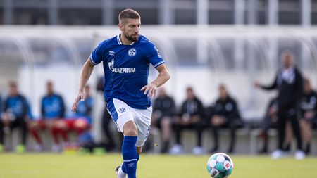 GELSENKIRCHEN, GERMANY - SEPTEMBER 05: Matija Nastasic of Schalke runs with the ball during the pre-season friendly match between FC Schalke 04 and VfL Bochum at Parkstadion on September 05, 2020 in Gelsenkirchen, Germany. (Photo by Lars Baron/Getty Images) GELSENKIRCHEN, GERMANY - SEPTEMBER 05: Matija Nastasic of Schalke runs with the ball during the pre-season friendly match between FC Schalke 04 and VfL Bochum at Parkstadion on September 05, 2020 in Gelsenkirchen, Germany. (Photo by Lars Baron/Getty Images)