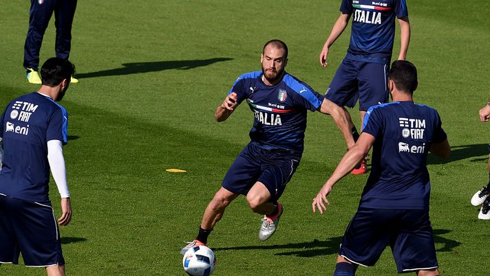 FLORENCE, ITALY - MAY 20:  Lorenzo De Silvestri in action during the Italy training session at the club's training ground at Coverciano on May 20, 2016 in Florence, Italy.  (Photo by Claudio Villa/Getty Images) 