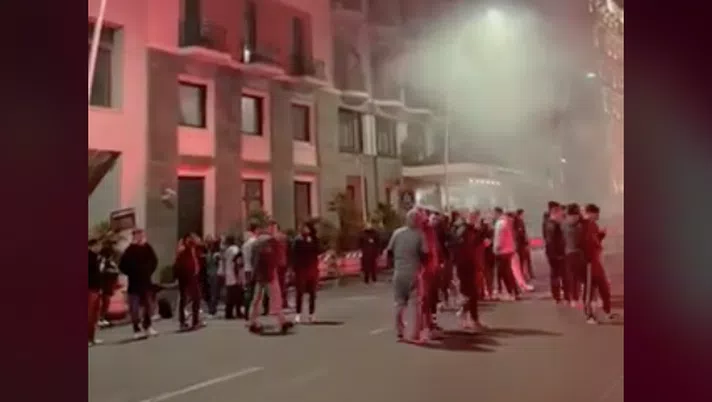 Napoli-Milan, cori e fumogeni sotto l'hotel rossonero | PM VIDEO