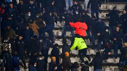 Paris FC-Lione sospesa: sugli spalti botte da orbi tra i tifosi (video)
