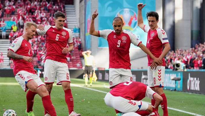 COPENHAGEN, DENMARK - JUNE 12: Christian Eriksen of Denmark goes down injured as team mates (L - R) Simon Kjaer, Andreas Christensen, Martin Braithwaite and Thomas Delaney call for assistance during the UEFA Euro 2020 Championship Group B match between Denmark and Finland on June 12, 2021 in Copenhagen, Denmark. (Photo by Martin Meissner - Pool/Getty Images) COPENHAGEN, DENMARK - JUNE 12: Christian Eriksen of Denmark goes down injured as team mates (L - R) Simon Kjaer, Andreas Christensen, Martin Braithwaite and Thomas Delaney call for assistance during the UEFA Euro 2020 Championship Group B match between Denmark and Finland on June 12, 2021 in Copenhagen, Denmark. (Photo by Martin Meissner - Pool/Getty Images)