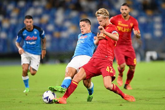 NAPLES, ITALY - AUGUST 31: Giacomo Raspadori of Napoli is challenged by Morten Hjulmand of US Lecce during the Serie A match between SSC Napoli and US Lecce at Stadio Diego Armando Maradona on August 31, 2022 in Naples, Italy. (Photo by Francesco Pecoraro/Getty Images) Lecce, Hjulmand è il faro del centrocampo: anche Juric apprezza il danese- immagine 3