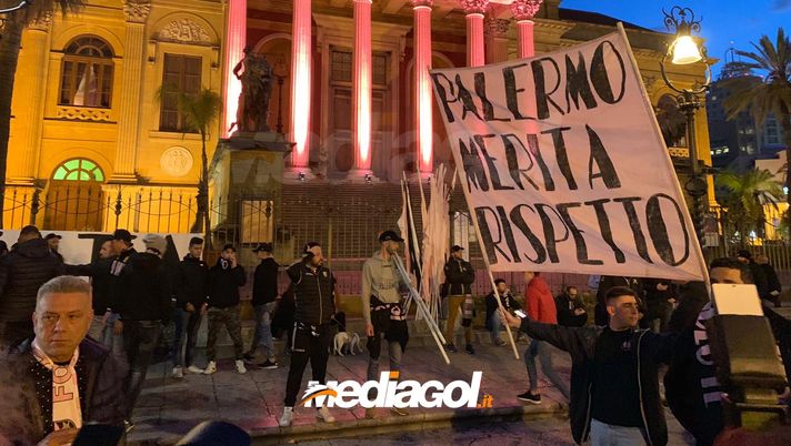 Palermo in Serie C, i tifosi protestano in massa a Piazza Verdi: cori contro Zamparini e Balata Palermo in Serie C, i tifosi protestano in massa a Piazza Verdi: cori contro Zamparini e Balata