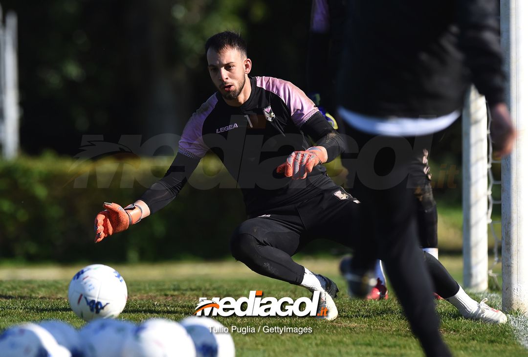  PALERMO, ITALY - FEBRUARY 28: Alberto Brignoli in action during a US Citta' di Palermo training session at Tenente Carmelo Onorato Sports Center on February 28, 2019 in Palermo, Italy. (Photo by Tullio M. Puglia/Getty Images) 