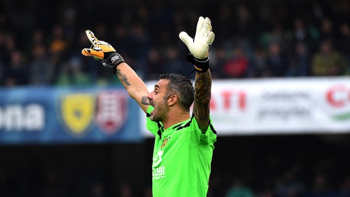 VERONA, ITALY - OCTOBER 22:  AC Chievo Verona goalkeeper Stefano Sorrentino gestures during the Serie A match between AC Chievo Verona and Hellas Verona FC at Stadio Marc'Antonio Bentegodi on October 22, 2017 in Verona, Italy.  (Photo by Pier Marco Tacca/Getty Images) 
