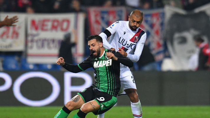 REGGIO NELL'EMILIA, ITALY - NOVEMBER 08: Francesco Caputo of US Sassuolo competes for the ball with Larangeira Danilo of Bologna FC during the Serie A match between US Sassuolo and Bologna FC at Mapei Stadium - Città del Tricolore on November 8, 2019 in Reggio nell'Emilia, Italy (Photo by Alessandro Sabattini/Getty Images) REGGIO NELL'EMILIA, ITALY - NOVEMBER 08: Francesco Caputo of US Sassuolo competes for the ball with Larangeira Danilo of Bologna FC during the Serie A match between US Sassuolo and Bologna FC at Mapei Stadium - Città del Tricolore on November 8, 2019 in Reggio nell'Emilia, Italy (Photo by Alessandro Sabattini/Getty Images)