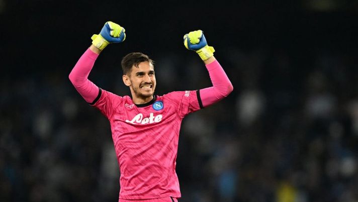 NAPLES, ITALY - OCTOBER 12: Alex Meret of SSC Napoli celebrates the victory after the UEFA Champions League group A match between SSC Napoli and AFC Ajax at Stadio Diego Armando Maradona on October 12, 2022 in Naples, Italy. (Photo by Francesco Pecoraro/Getty Images) ULTIM’ORA – L’esito degli esami al polso per Meret: il comunicato del Napoli - immagine 1