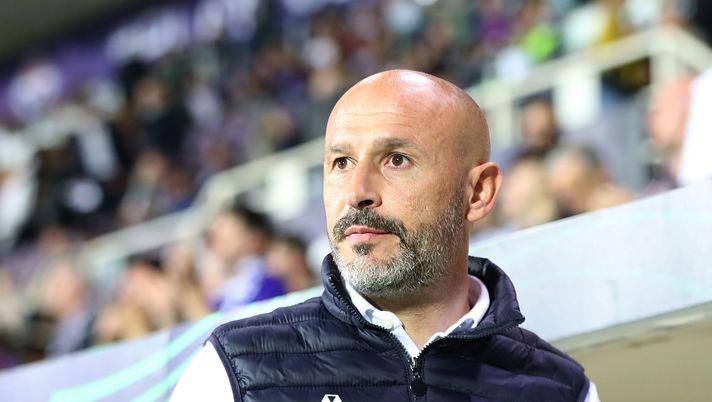 FLORENCE, ITALY - OCTOBER 27: Vincenzo Italiano manager of ACF Fiorentina looks on during the UEFA Europa Conference League group A match between ACF Fiorentina and Istanbul Basaksehir at Stadio Artemio Franchi on October 27, 2022 in Florence, Italy. (Photo by Gabriele Maltinti/Getty Images) Fiorentina, si torna a lavoro: Italiano continua la sua risalita - immagine 1