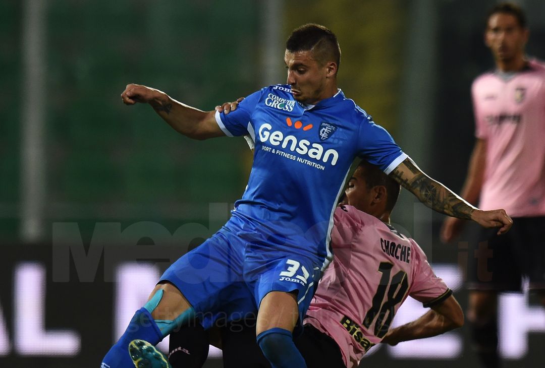  PALERMO, ITALY - MAY 28: Rade Krunic (R) of Empoli is challenged by Ivaylo Chonek of Palermo during the Serie A match between US Citta di Palermo and Empoli FC at Stadio Renzo Barbera on May 28, 2017 in Palermo, Italy. (Photo by Tullio M. Puglia/Getty Images) 