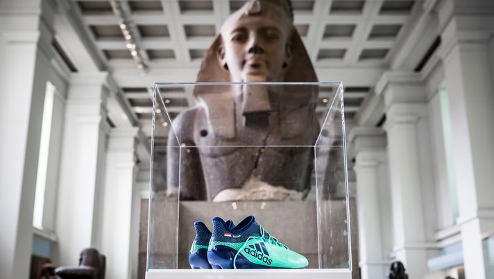 Curiosità, Salah diventa un pezzo da museo: le sue scarpe…  Curiosità, Salah diventa un pezzo da museo: le sue scarpe…