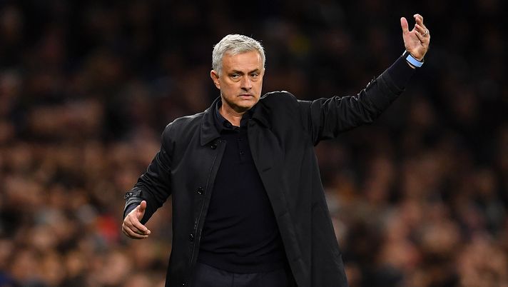 Mourinho, attuale allenatore del Tottenham, si è espresso in modo positivo su uno dei raccattapalle di Tottenham-Olypiacos. Ma, in passato, non ha sempre avuto parole al miele. Mourinho, attuale allenatore del Tottenham, si è espresso in modo positivo su uno dei raccattapalle di Tottenham-Olypiacos. Ma, in passato, non ha sempre avuto parole al miele.
