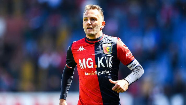 GENOA, ITALY - APRIL 10: Domenico Criscito of Genoa looks on during the Serie A match between Genoa CFC and SS Lazio at Stadio Luigi Ferraris on April 10, 2022 in Genoa, Italy. (Photo by Getty Images) Genoa, che cosa filtra sulla formazione: Criscito in pole e la gestione di Destro - immagine 1